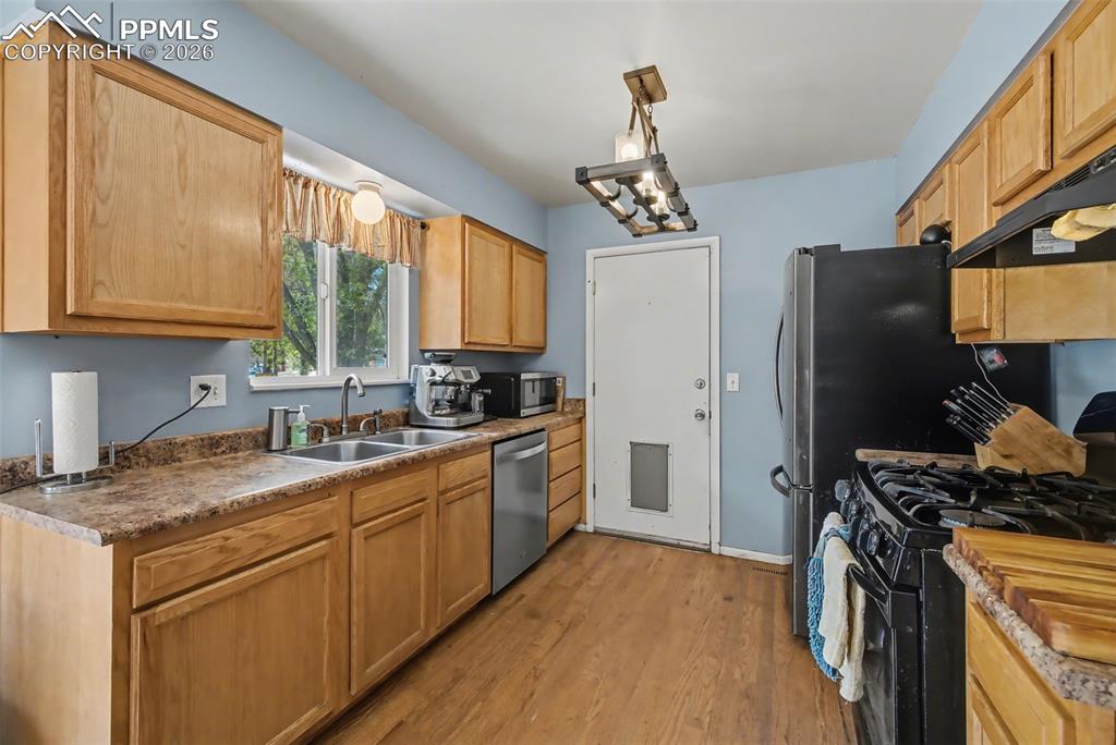 Image 9 of 37: Kitchen