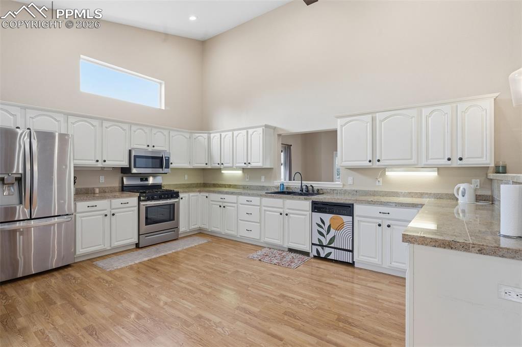 Image 11 of 50: Kitchen