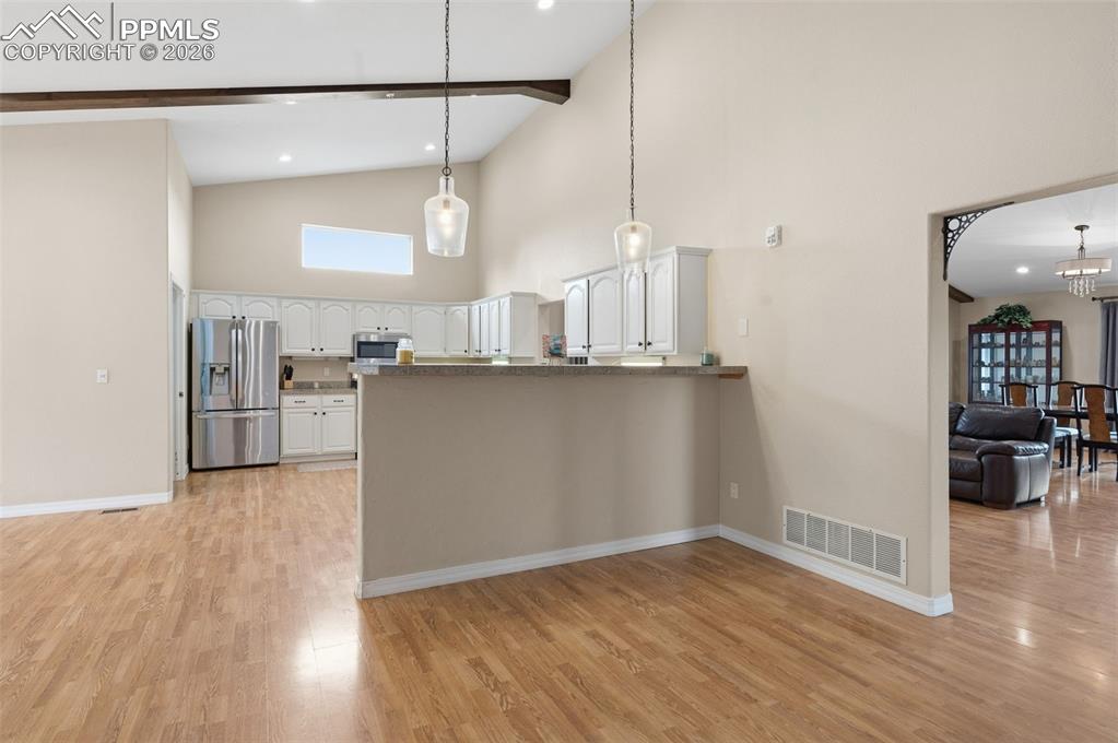 Image 12 of 50: Breakfast bar