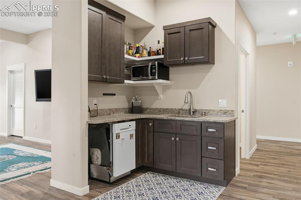 Image 32 of 50: Wet bar or kitchenette