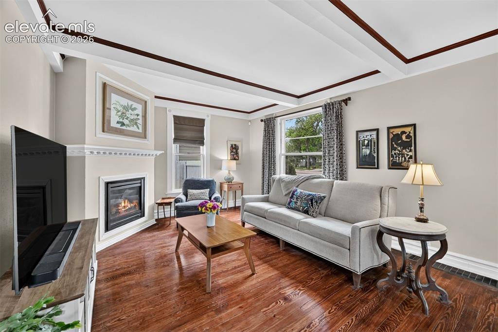 Image 10 of 50: Living Room