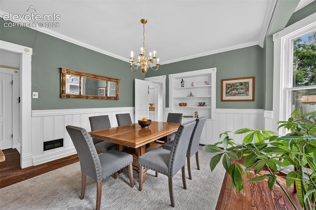 Image 14 of 50: Dining Area