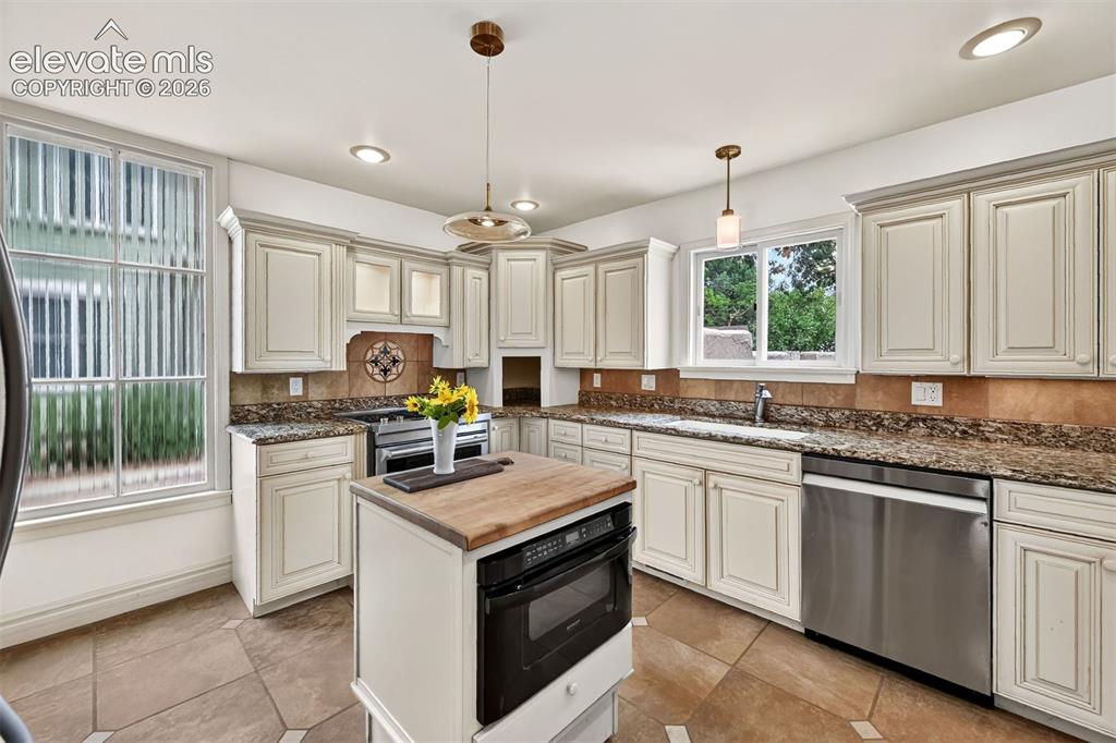 Image 16 of 50: Kitchen