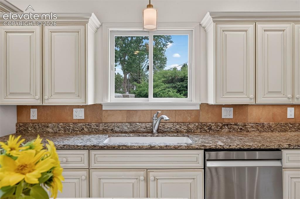 Image 17 of 50: Kitchen