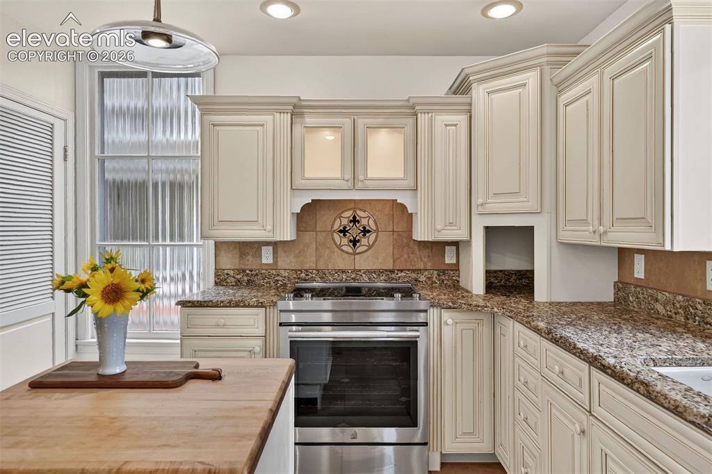 Image 18 of 50: Kitchen