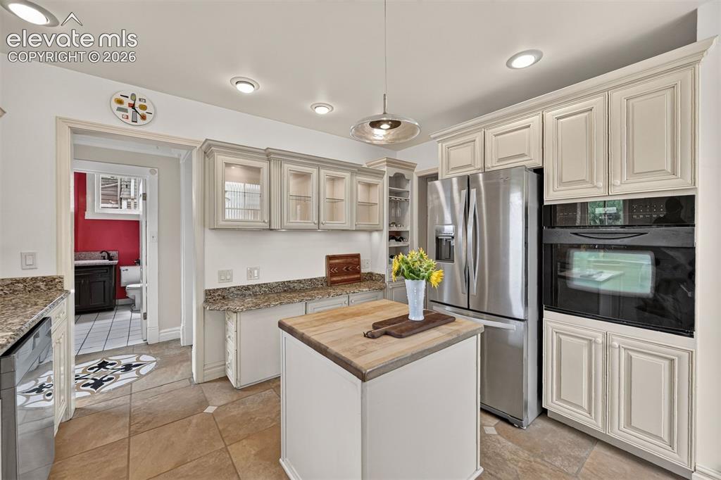 Image 19 of 50: Kitchen