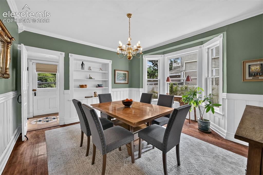 Image 5 of 50: Dining Area
