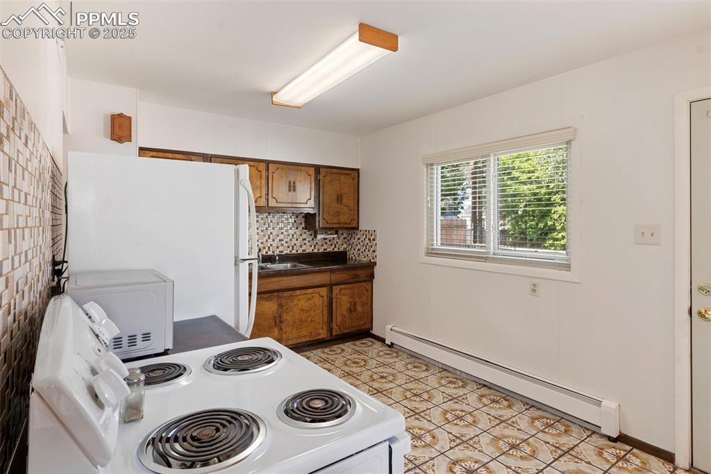 Image 10 of 27: Kitchen