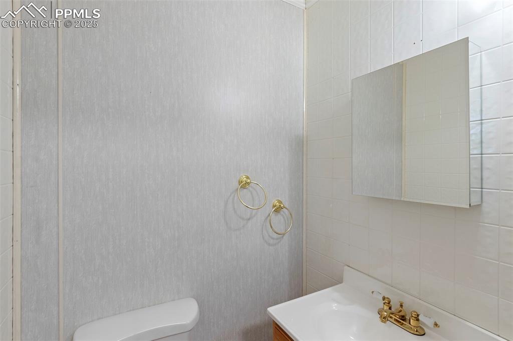 Image 11 of 27: Bathroom