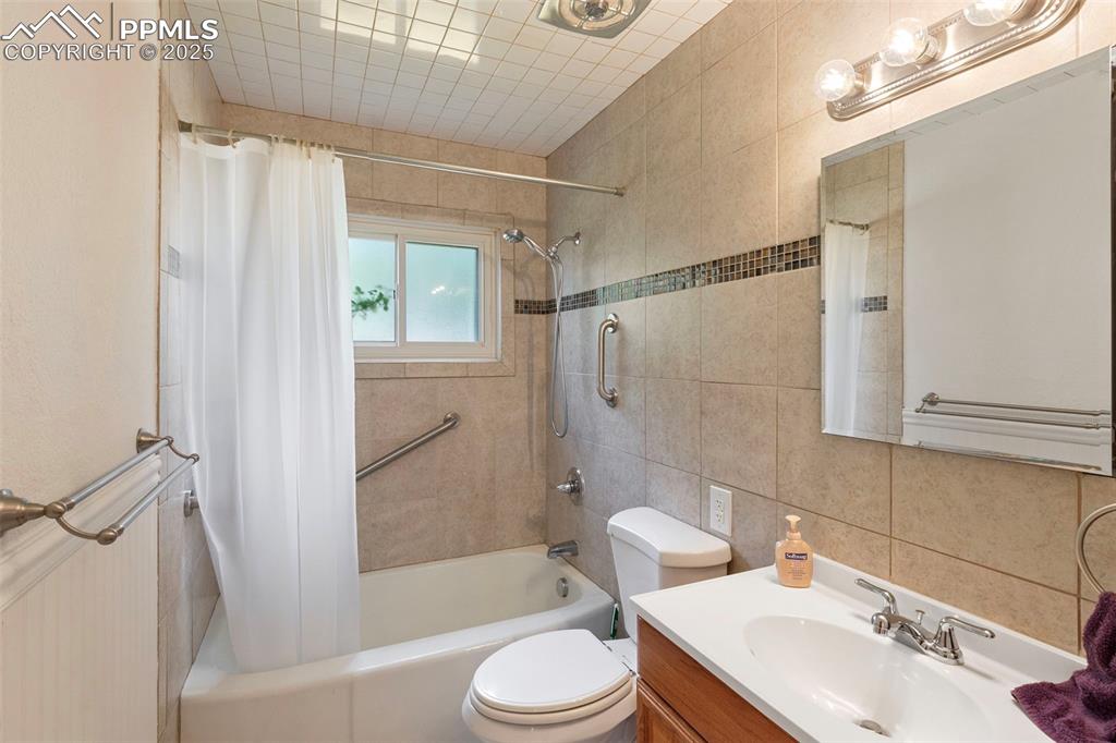 Image 16 of 27: Bathroom