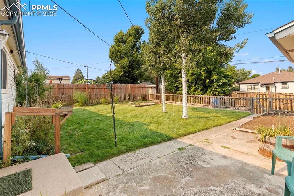 Image 22 of 27: Yard