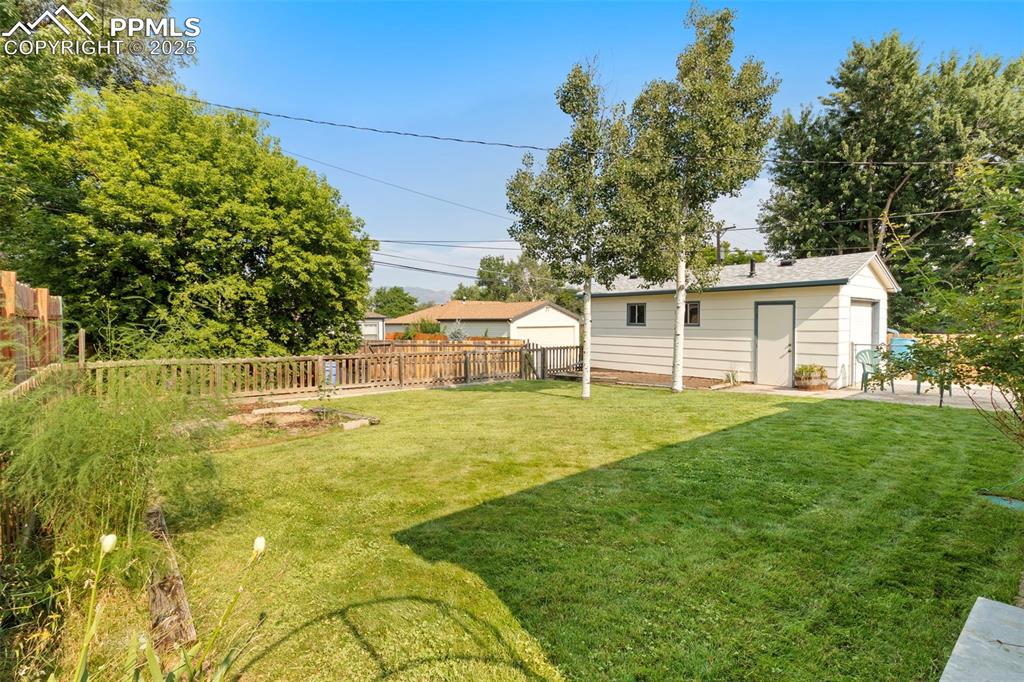 Image 23 of 27: Yard