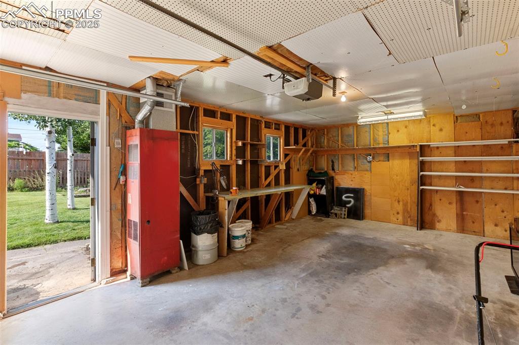 Image 27 of 27: Garage