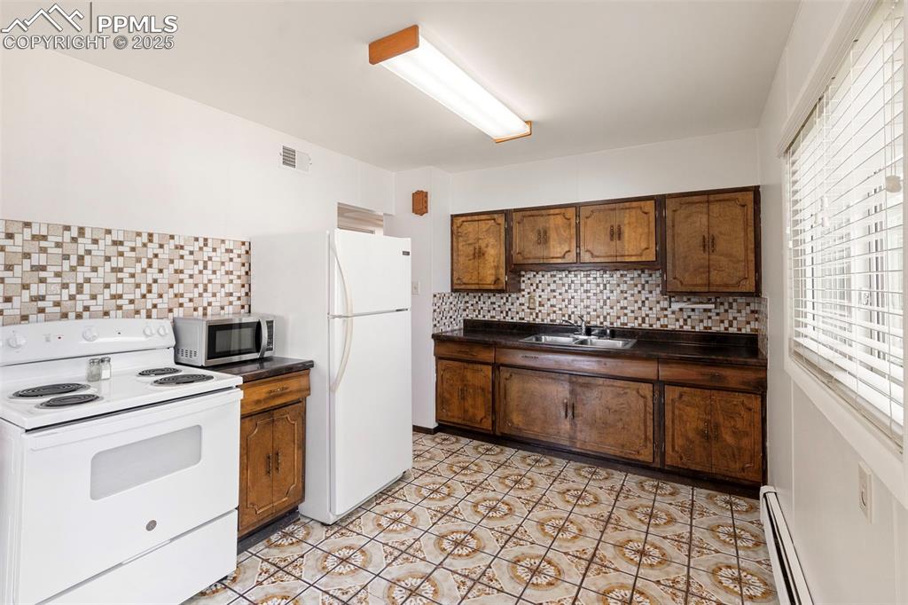 Image 8 of 27: Kitchen