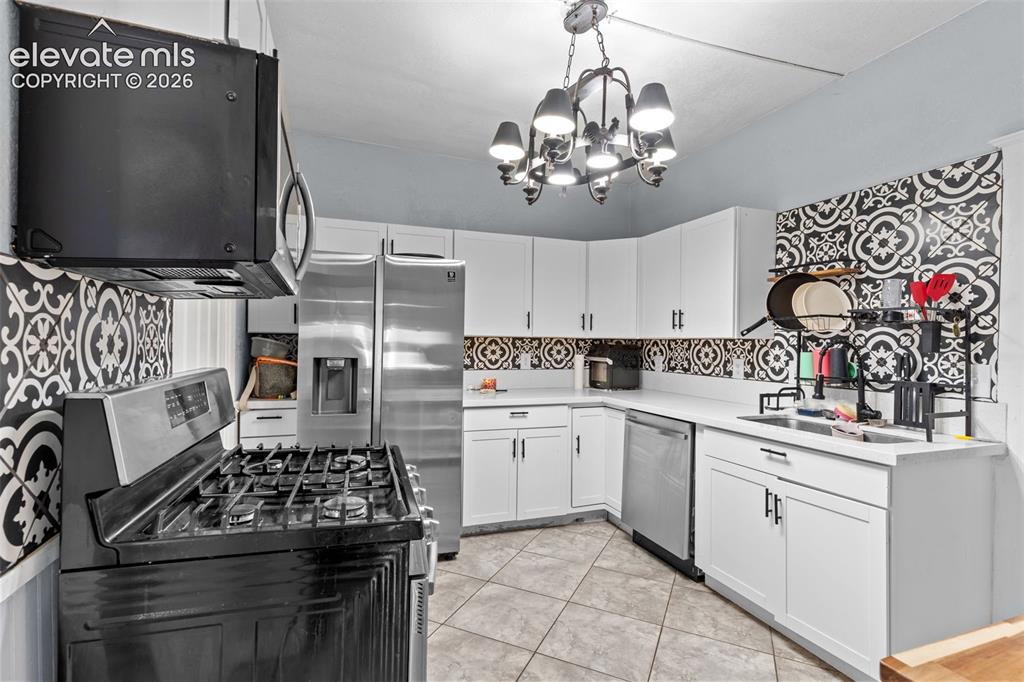 Image 10 of 19: Kitchen