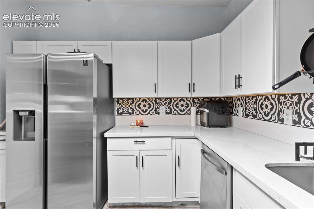 Image 11 of 19: Kitchen