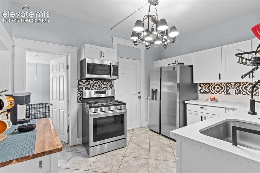Image 12 of 19: Kitchen