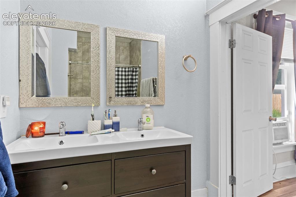 Image 15 of 19: Bathroom