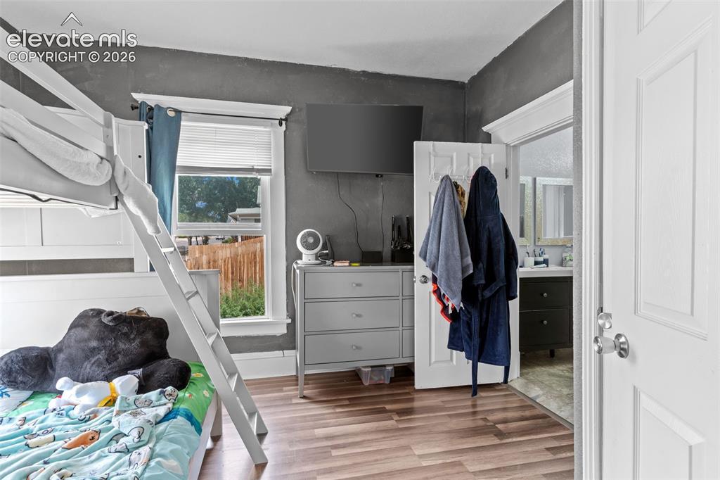 Image 16 of 19: Bedroom