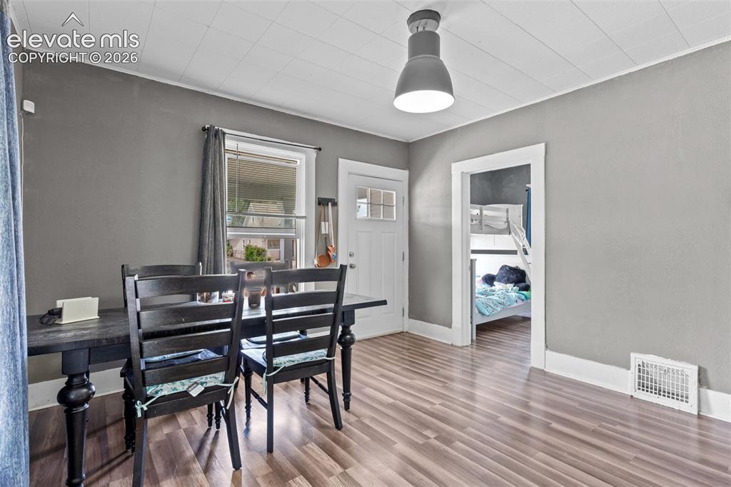 Image 7 of 19: Dining Area