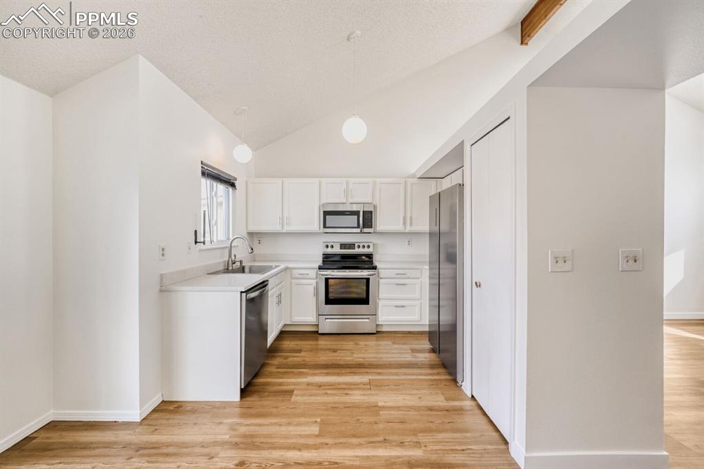 Image 10 of 26: Kitchen