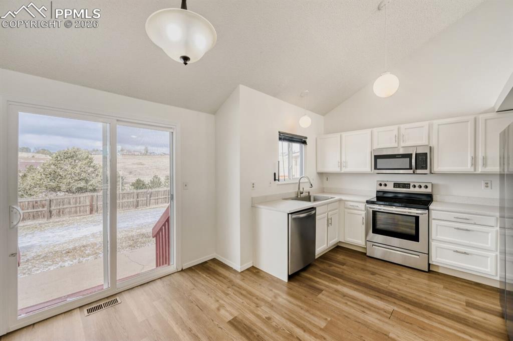 Image 8 of 26: Kitchen