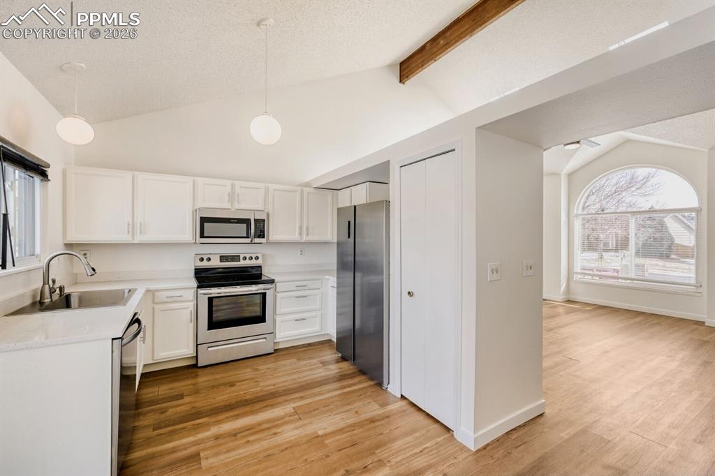 Image 9 of 26: Kitchen