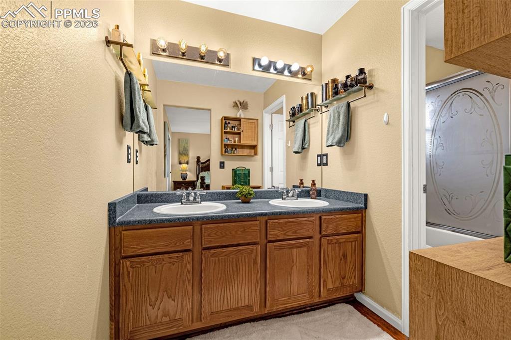 Image 17 of 44: Bathroom