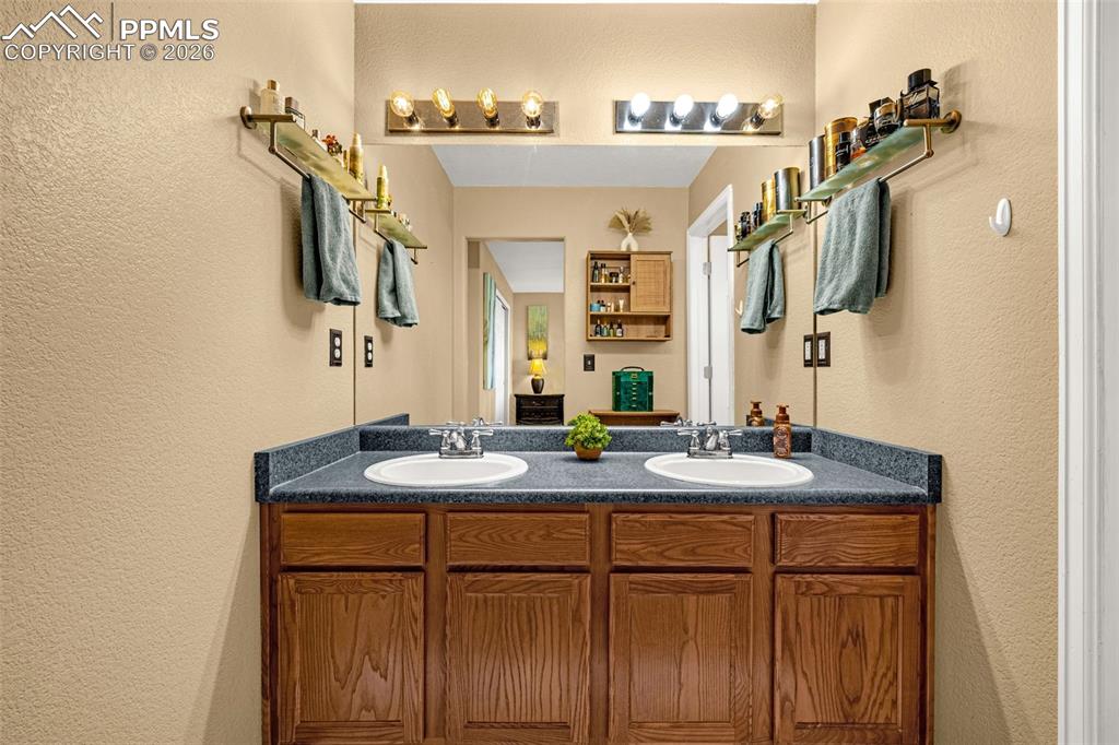 Image 18 of 44: Bathroom