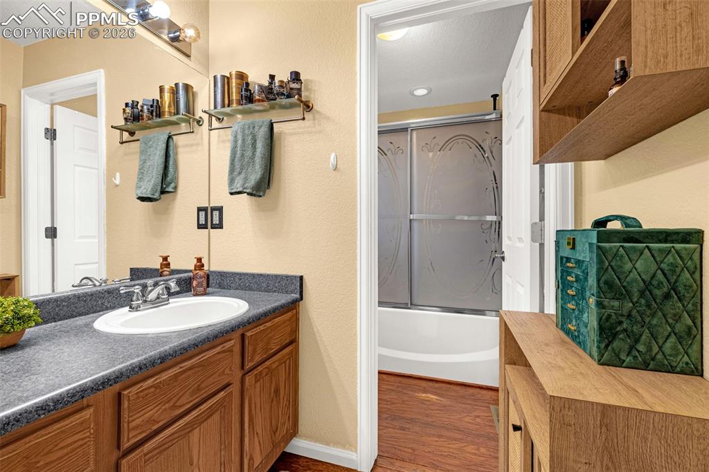 Image 19 of 44: Bathroom