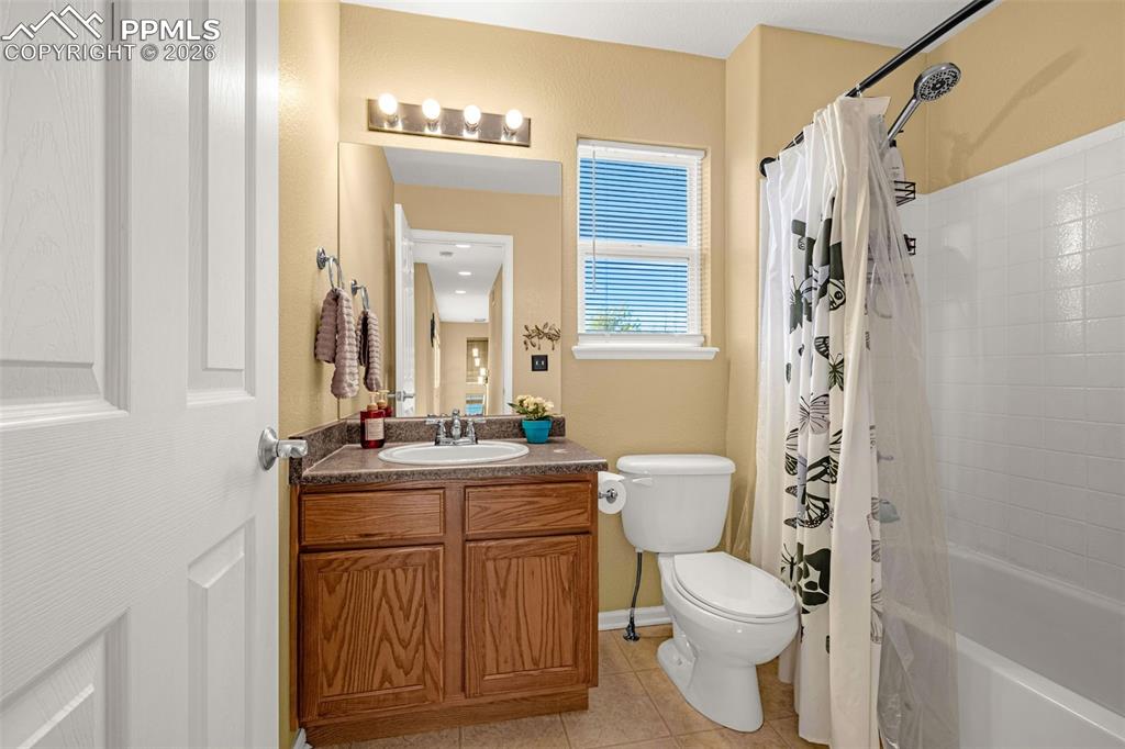 Image 23 of 44: Bathroom