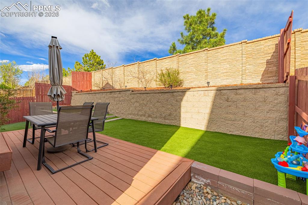 Image 32 of 44: Deck