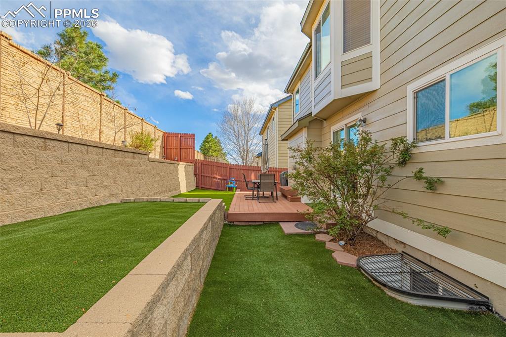 Image 33 of 44: Yard