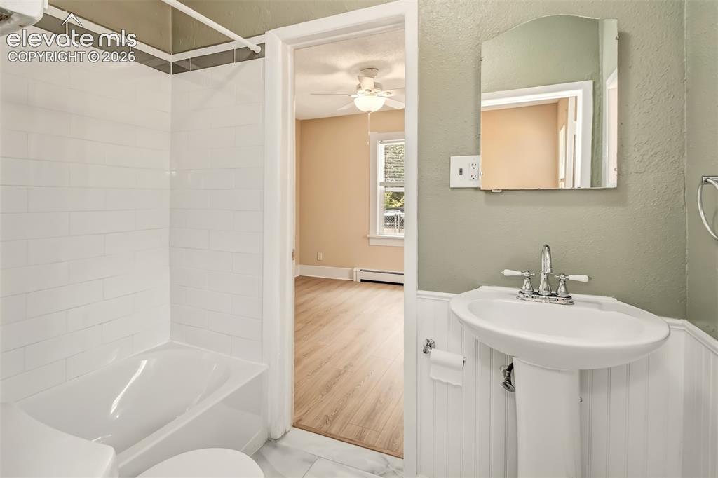 Image 14 of 34: Bathroom