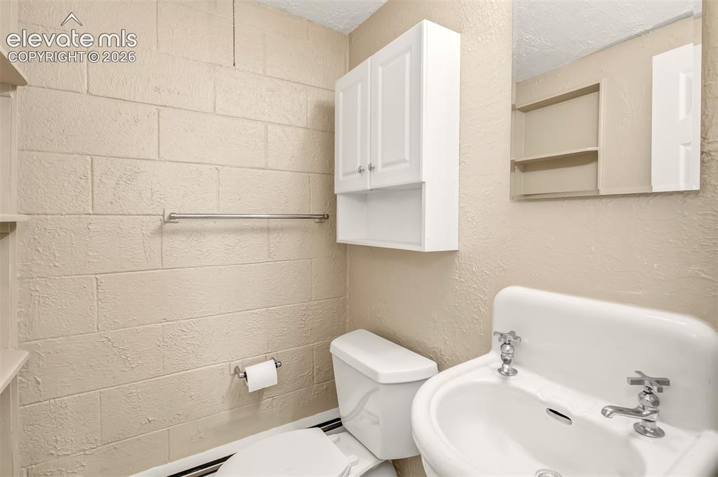 Image 30 of 34: Bathroom