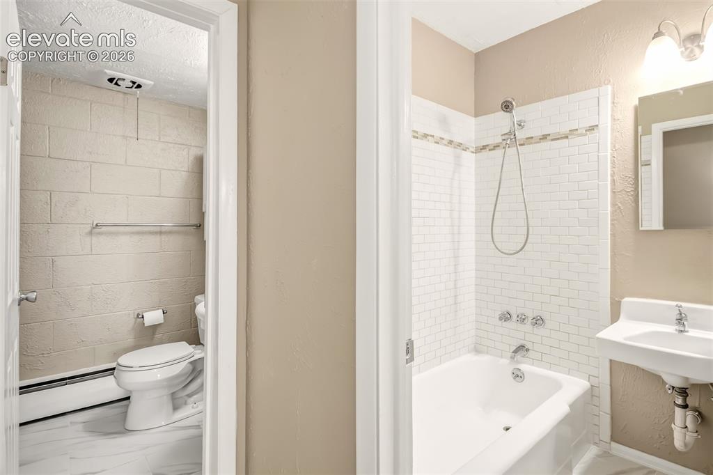 Image 31 of 34: Bathroom