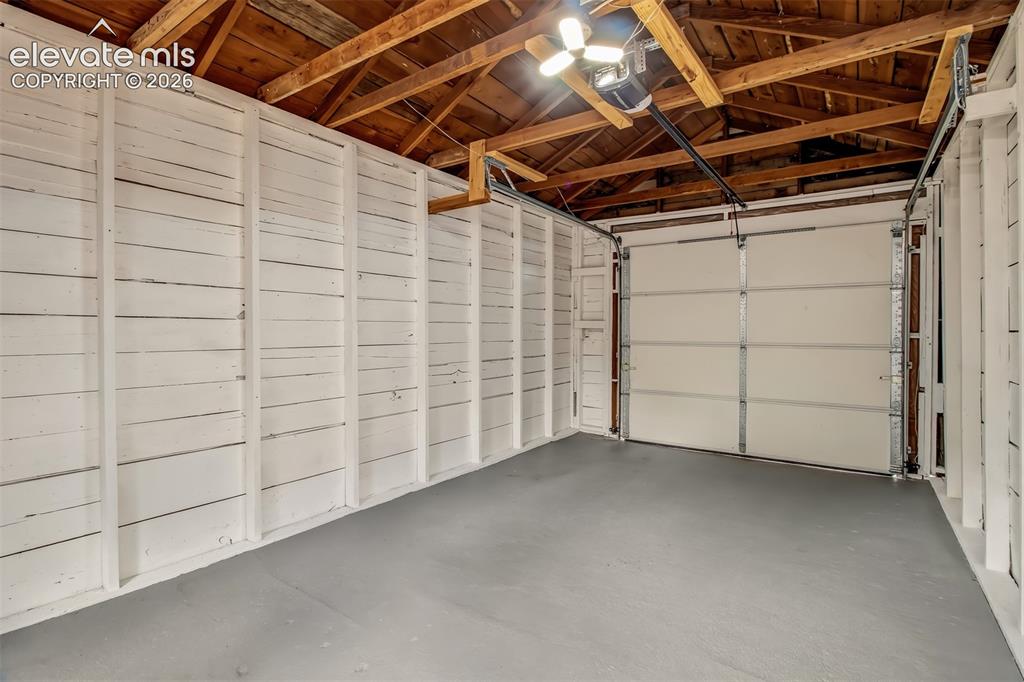 Image 33 of 34: Garage