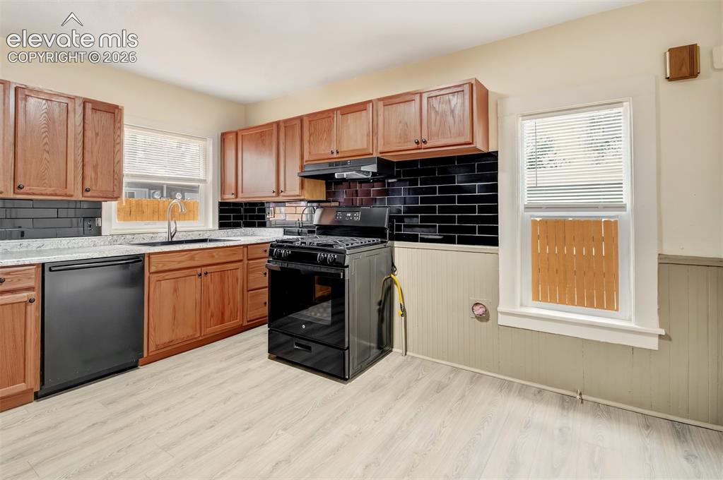 Image 5 of 34: Kitchen