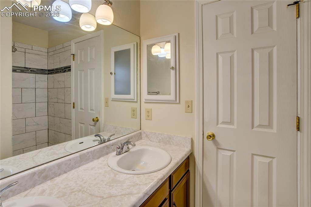 Image 15 of 28: Bathroom