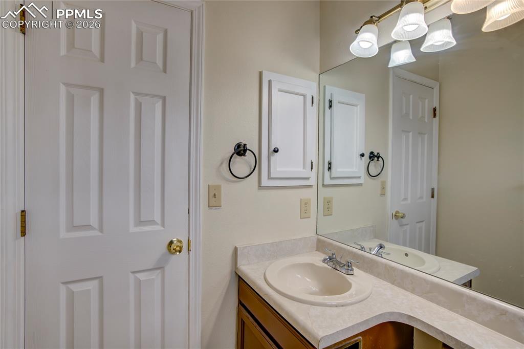 Image 18 of 28: Bathroom