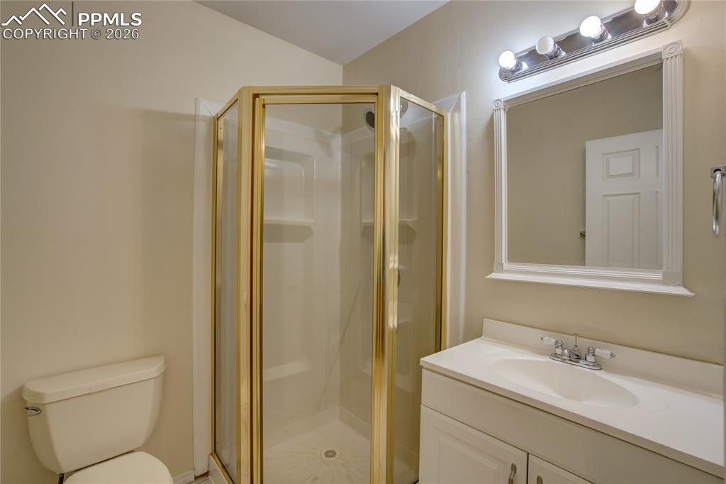Image 26 of 28: Bathroom