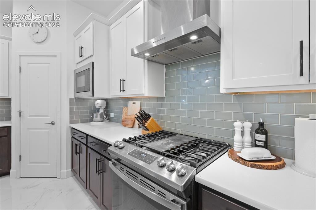 Image 16 of 45: Kitchen