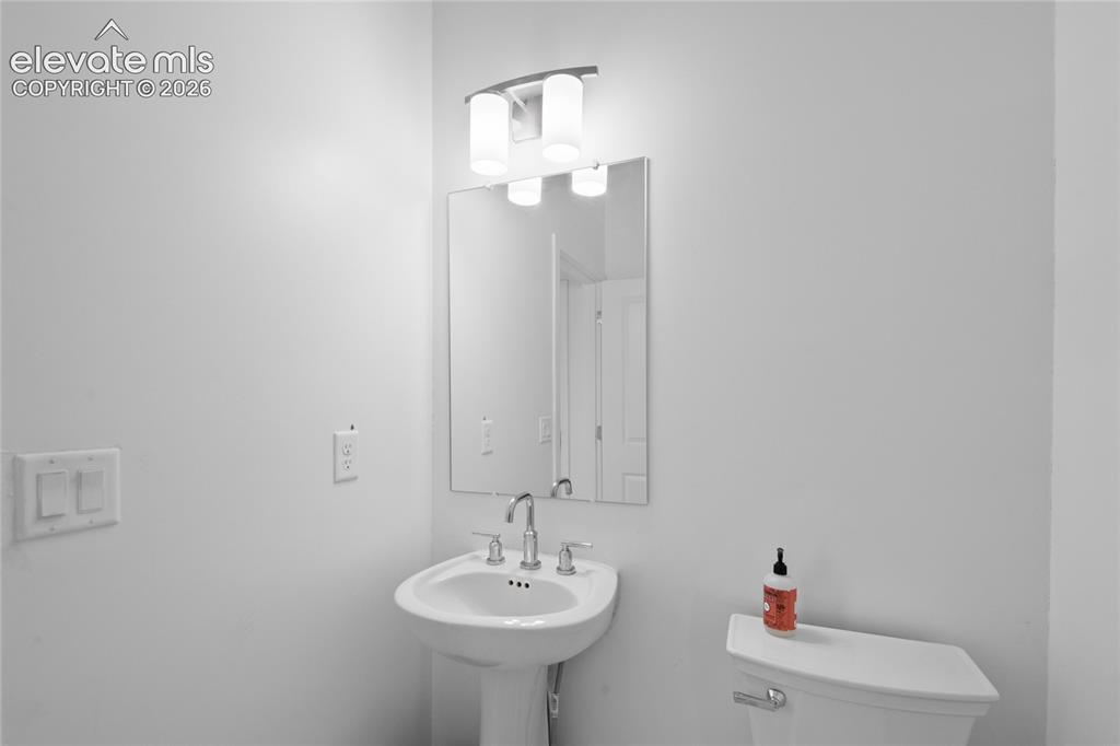 Image 19 of 45: Convenient main-level half bath