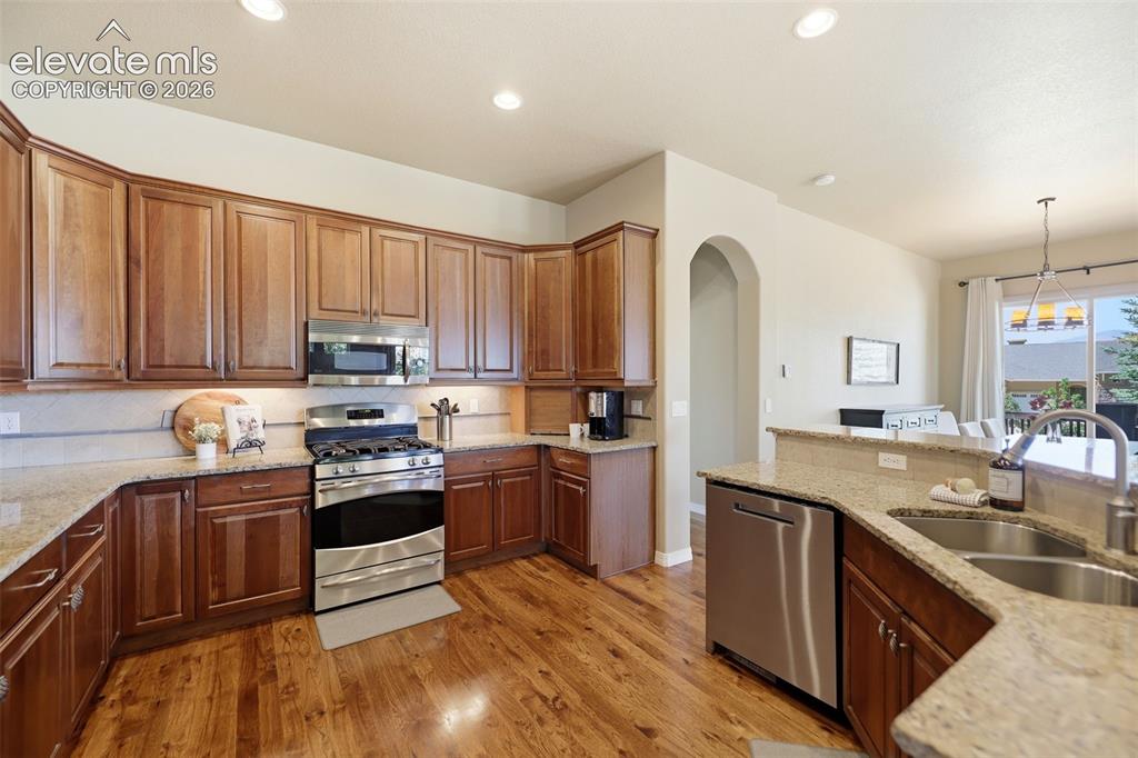 Image 10 of 48: 42" cabinets with molding and gorgeous granite counters!