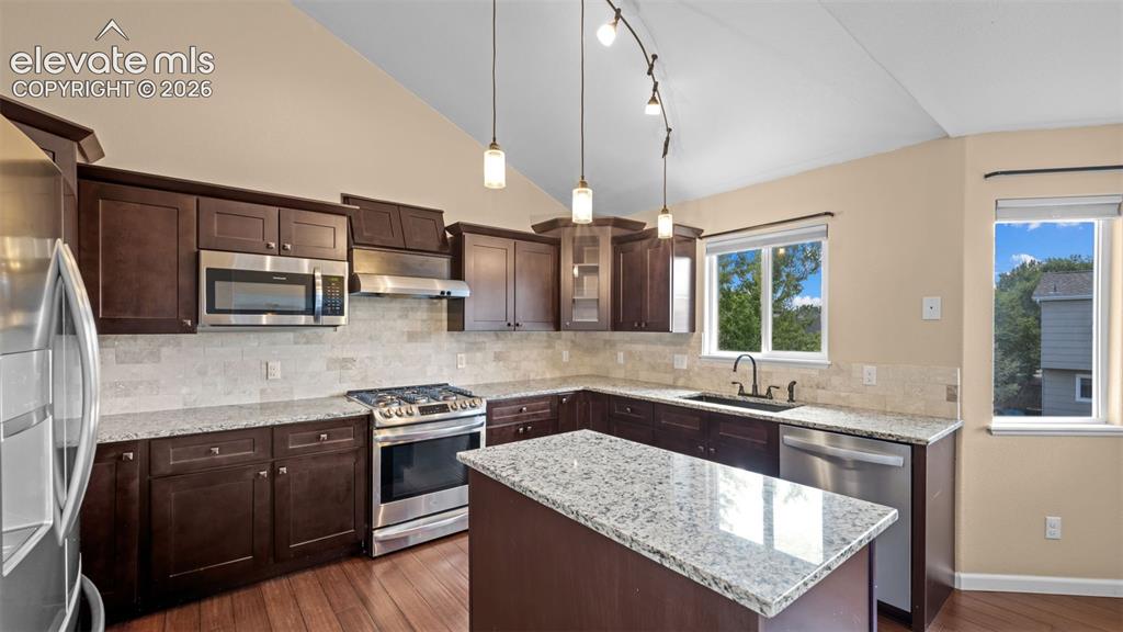 Image 15 of 41: Kitchen
