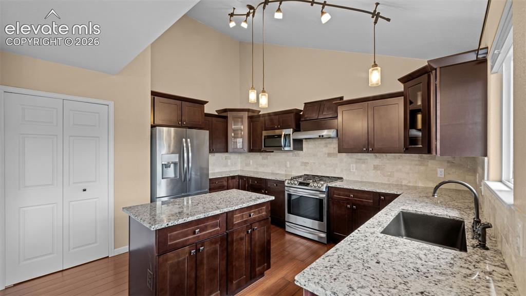 Image 16 of 41: Kitchen