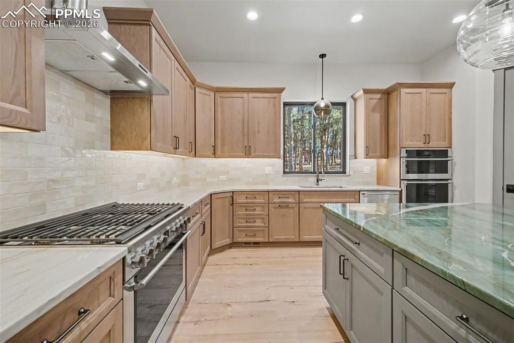 Image 10 of 50: Kitchen