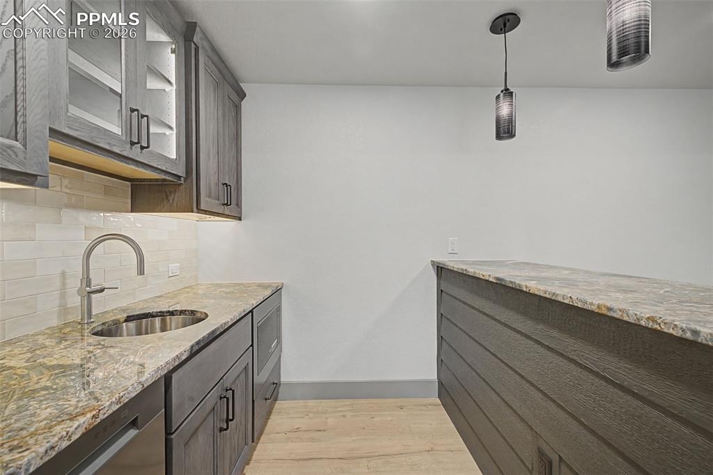 Image 30 of 50: Kitchen