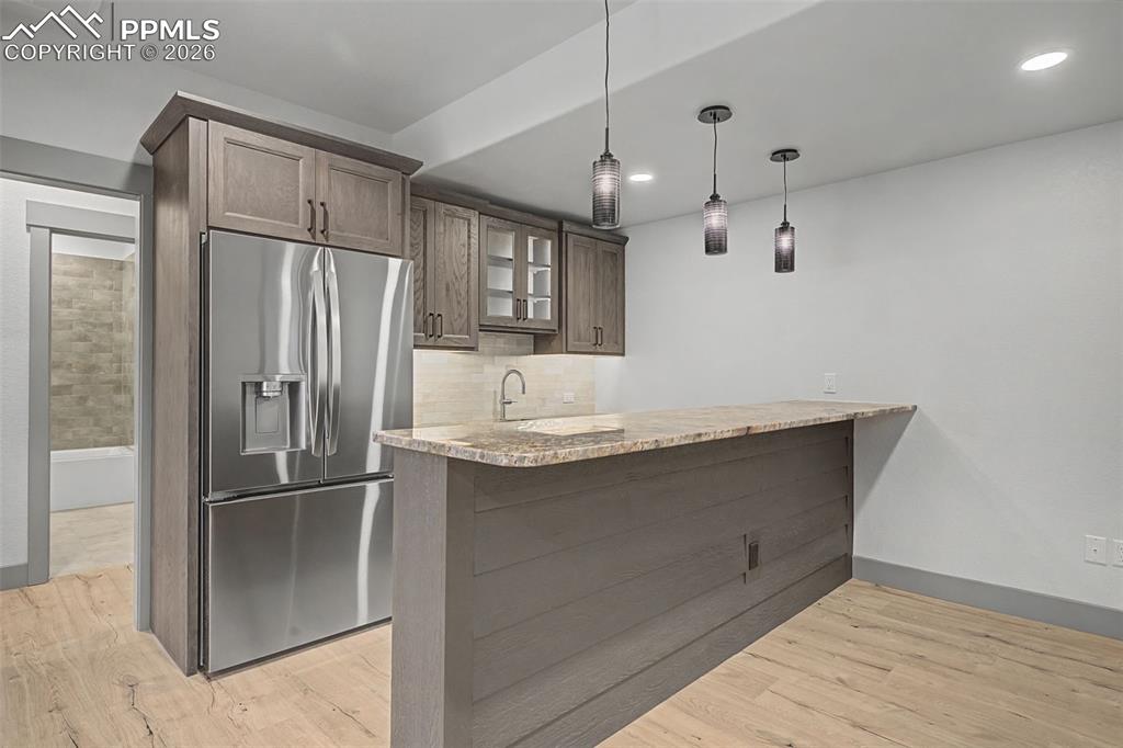 Image 31 of 50: Wet Bar