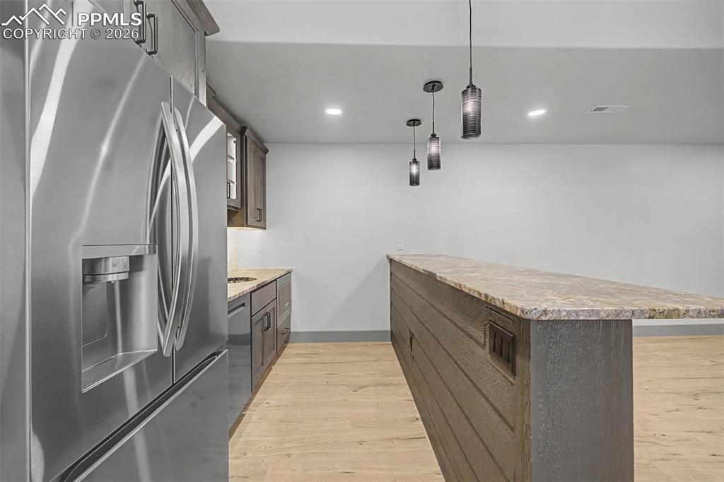 Image 32 of 50: Wet Bar